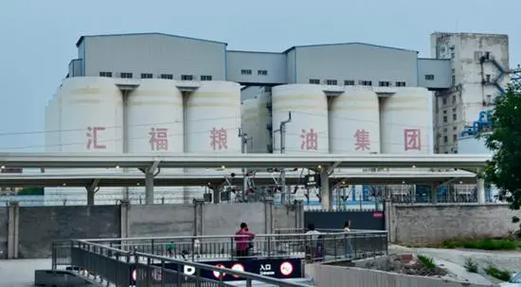 实地探访发现,汇福粮油工厂安保严查,司机被拒门外,而此前,他们可是这